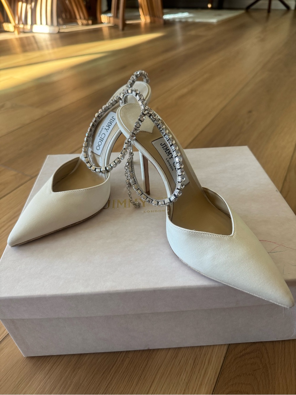 JIMMY CHOO SAEDA 100
Ivory Satin Pumps with Crystal Embellishment (Size EU 37) - Picture 4 of 7